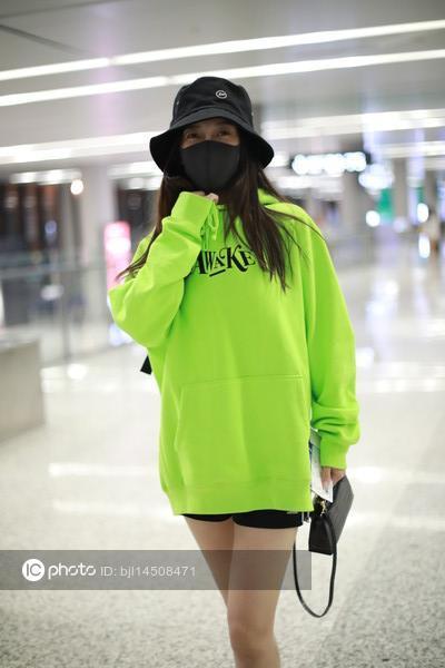 Imaginechina1's tweet photo. Hong Kong actress Angelababy flaunts enviable slim figure and sexy legs in high-profile pure green outfit at Shanghai airport #angelababy #杨颖 @angelababyct 
https://t.co/3rAaYfC1Ku https://t.co/RJLVf5VSeu