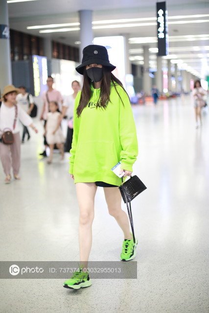 Imaginechina1's tweet photo. Hong Kong actress Angelababy flaunts enviable slim figure and sexy legs in high-profile pure green outfit at Shanghai airport #angelababy #杨颖 @angelababyct 
https://t.co/3rAaYfC1Ku https://t.co/RJLVf5VSeu