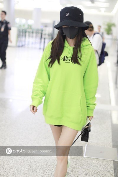Imaginechina1's tweet photo. Hong Kong actress Angelababy flaunts enviable slim figure and sexy legs in high-profile pure green outfit at Shanghai airport #angelababy #杨颖 @angelababyct 
https://t.co/3rAaYfC1Ku https://t.co/RJLVf5VSeu