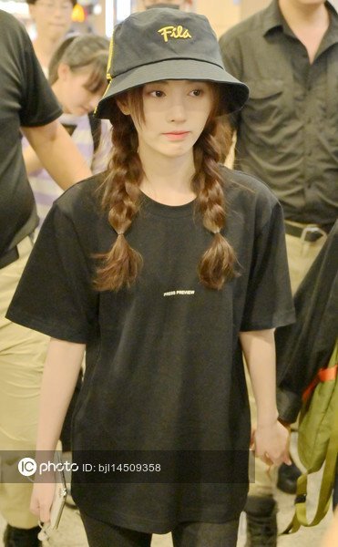 Imaginechina1's tweet photo. Chinese actress Ju Jingyi flashes fairy beauty with creamy skin in all-black outfit at Shanghai airport #JuJingYi #JingyiJu #kikuchanj #鞠婧祎 
https://t.co/OMESPpwiCQ https://t.co/4UEVZsEUfk