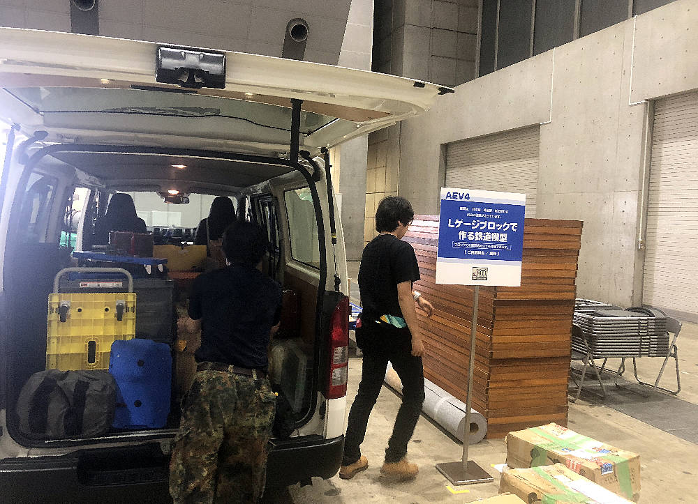 houmeisya's tweet photo. 【ブログ更新】#国際鉄道模型コンベンション のLゲージ出展、設営日の模様。もうあの暑い日から(熱い日から)1週間経ってしまったんですね。ええと、当日のメモ類がやたらに生々しく(苦笑)。メモ大事w
あと短時間で効率的に出来たの皆様のお陰です。多謝なのです!
#jaml
https://t.co/HV36Ya6Ugm https://t.co/2mZH3TQstp
