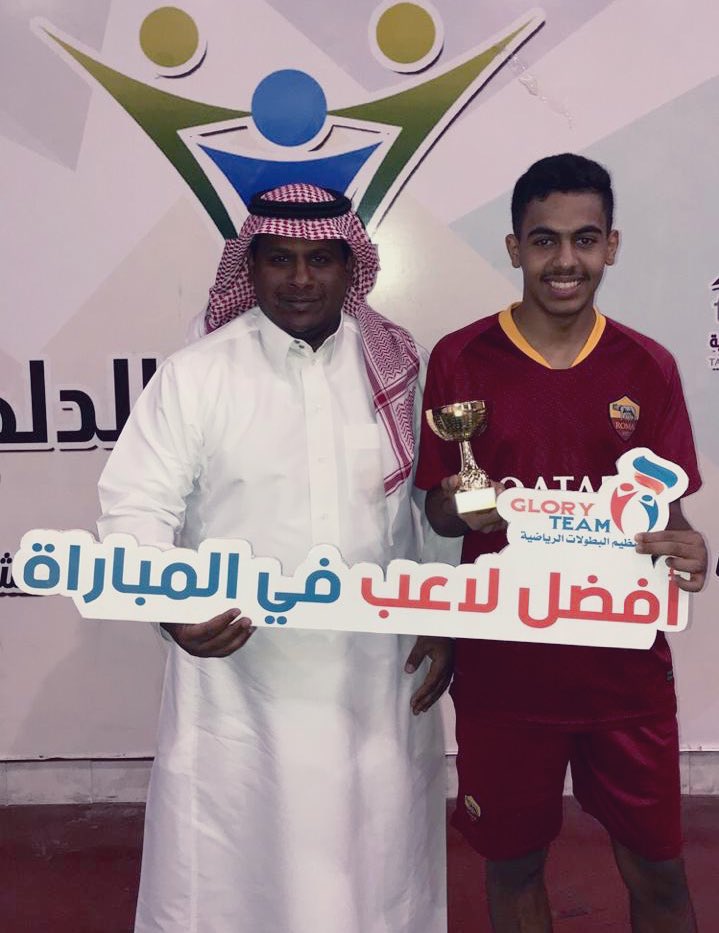 حصل على جائزة أفضل لاعب في مباراة فريقي الازدهار x الشعبة لاعب فريق الازدهار عبدالعزيز العليوه سلمها الأستاذ حسن العبلان 
#بطولة_نجوم_المستقبل_الثانية بصالة #نادي_الحي_بالدلم @alhai_delam