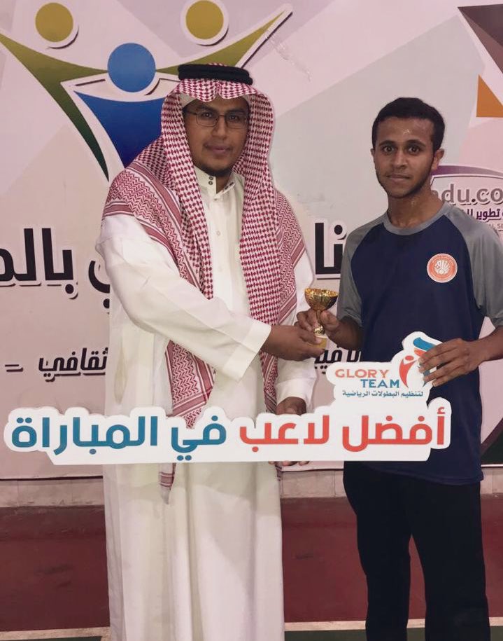 المتألق وصاحب الهاتريك ⚽️⚽️⚽️ النجم عبدالعزيز القعيضب لاعب فريق الناصرية  يحصد جائزة أفضل لاعب في مباراة فريقه ضد فريق زميقه x سلمها الأستاذ ابراهيم الدخيني 
#بطولة_نجوم_المستقبل_الثانية بصالة
#نادي_الحي_بالدلم @alhai_delam