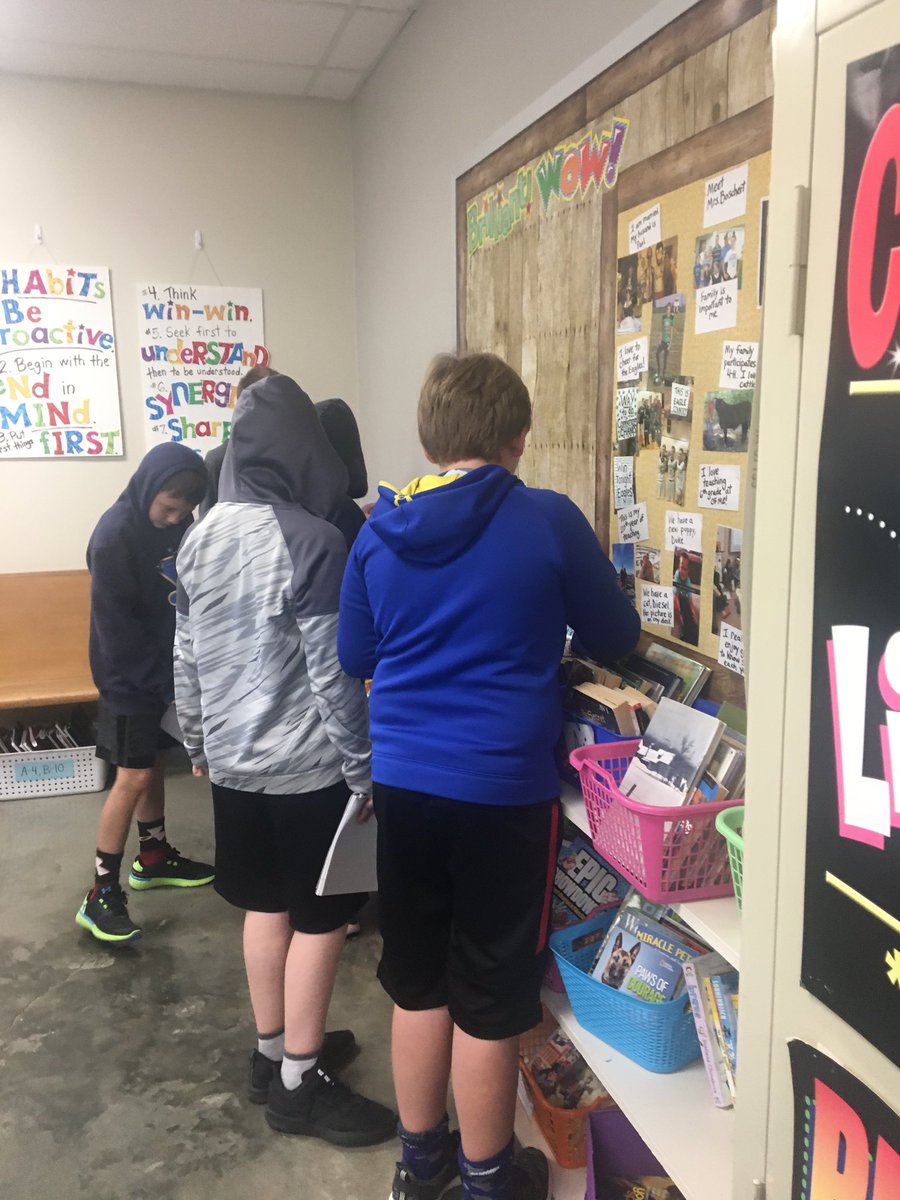 JodiBoschert's tweet photo. Checking out the classroom library today. #letsread #OFMiddle https://t.co/gjx47JDBUu