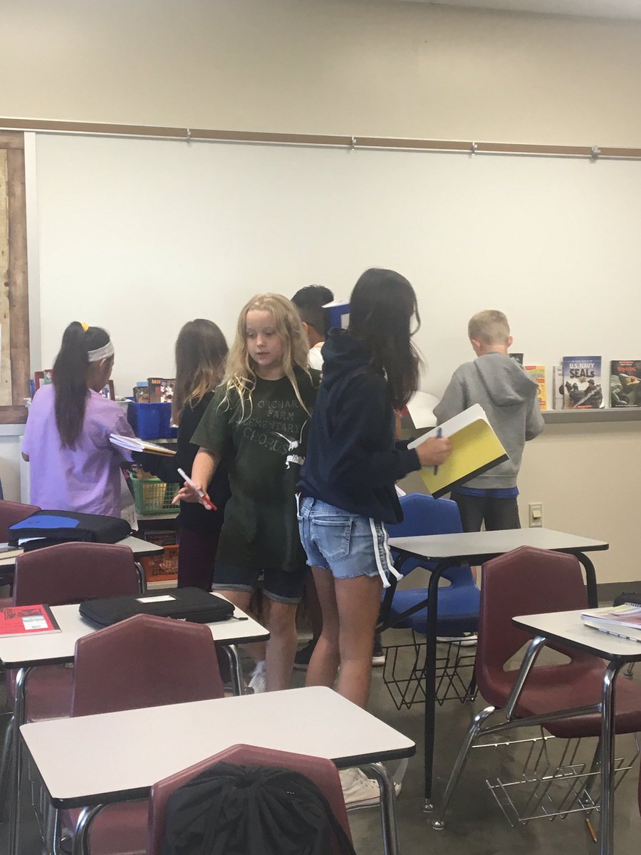 JodiBoschert's tweet photo. Checking out the classroom library today. #letsread #OFMiddle https://t.co/gjx47JDBUu