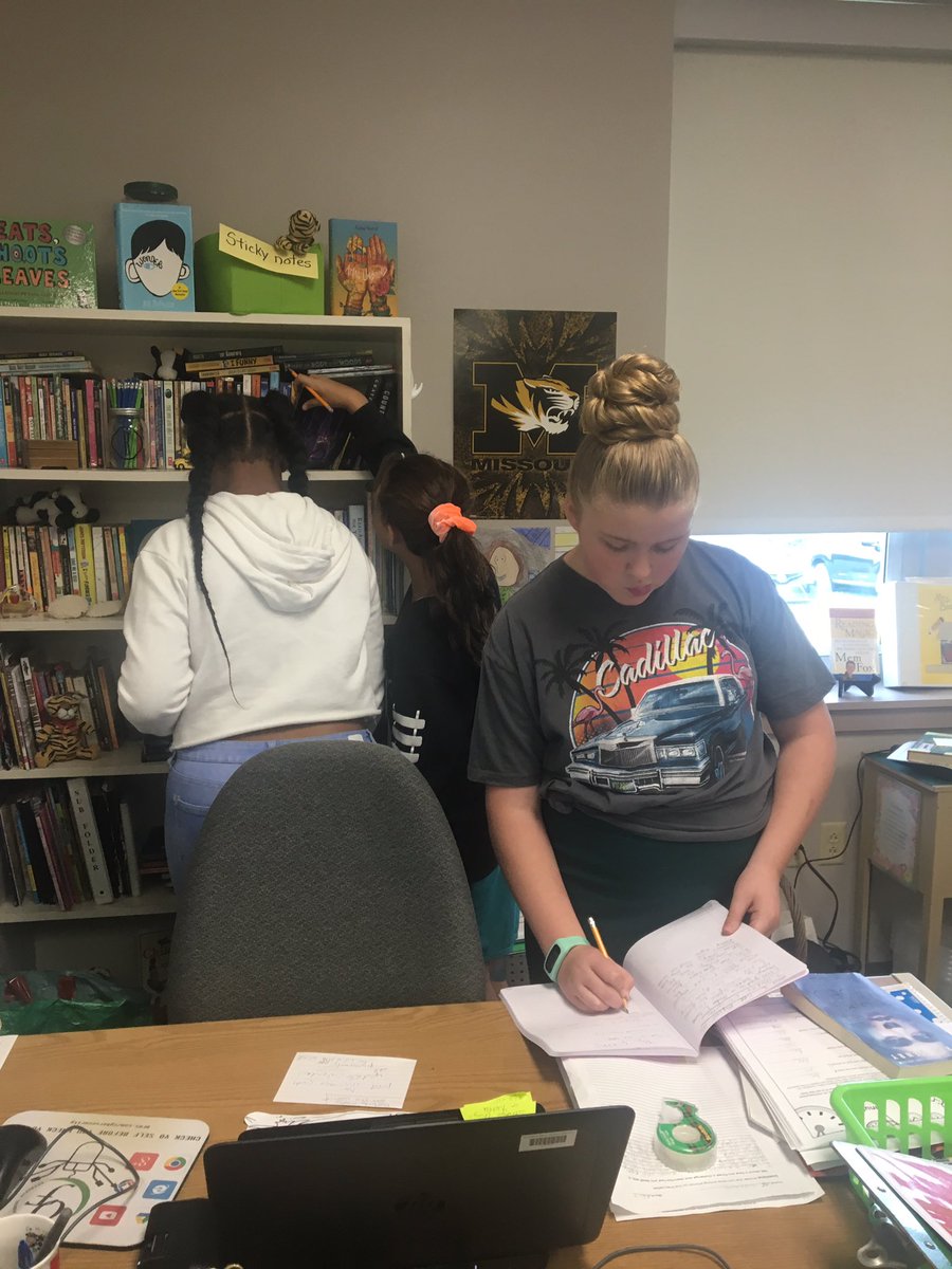 JodiBoschert's tweet photo. Checking out the classroom library today. #letsread #OFMiddle https://t.co/gjx47JDBUu