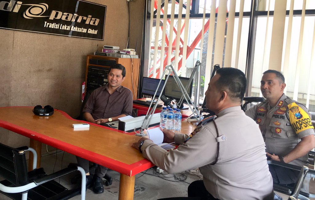 radiopatria's tweet photo. #ProgramPatria ► Anda punya pertanyaan pada teman2 Kepolisian, SEKARANG hingga jam 10 siang nanti, Kapolres #Blitar AKBP Anisullah M Ridha &amp; Kapolsek Wonotirto AKP Tamim Anwar hadir dalam talkshow #HaloPolisi bersama @dhanyjulian yg siap menjawab pertanyaan2 Anda.

[1] https://t.co/IpHy5Xqtkg
