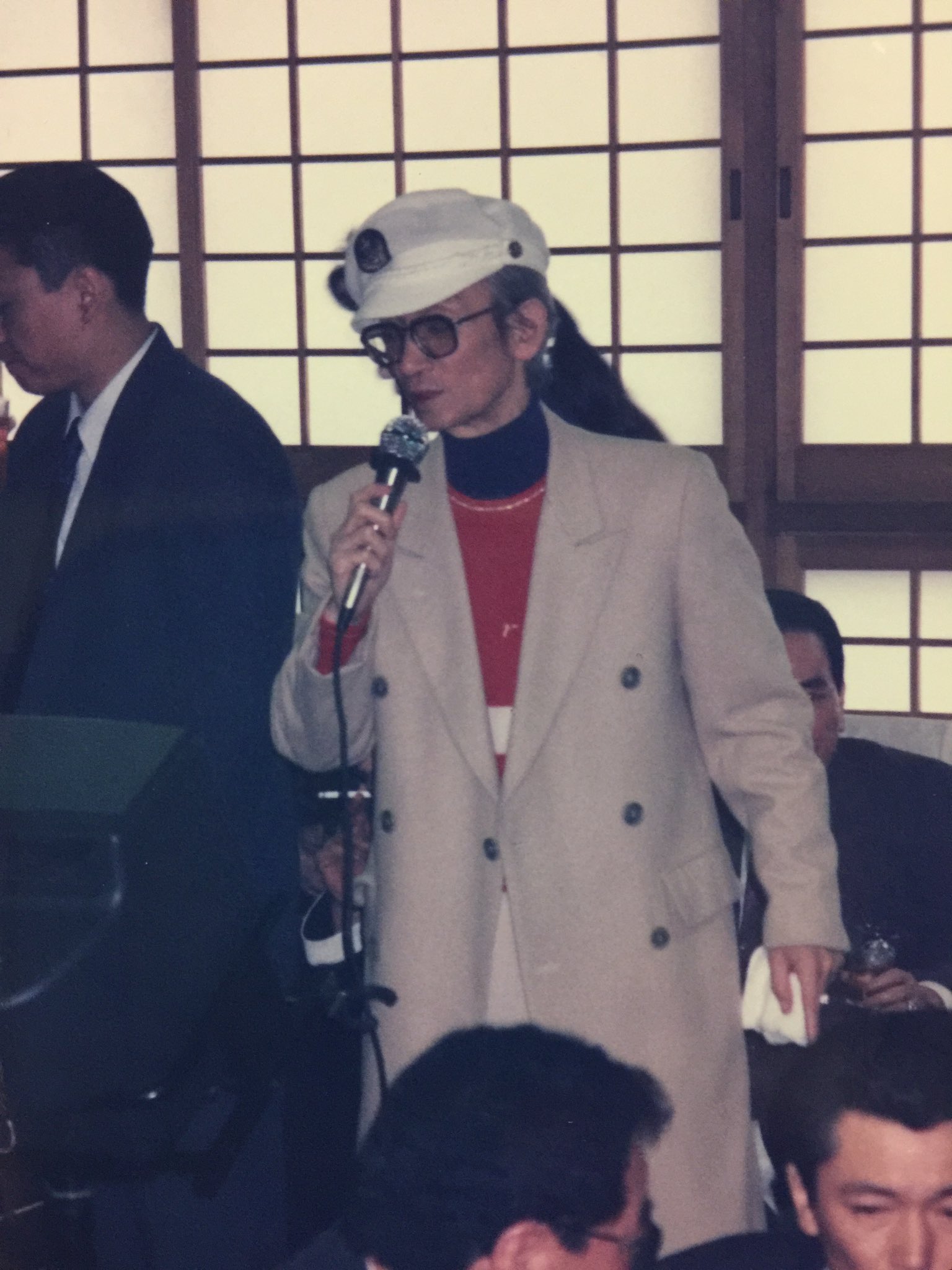 竹垣悟 私が率いた山口組系 義竜会 の宴席にて 俺は浪花の漫才師 を歌う横山やすし師匠 週刊新潮8 29号が昨日発売されたので 記念に この写真を初公開する T Co Emq0aiusdh Twitter 竹垣悟 私が率いた山口組系 義竜会 の宴席にて 俺は浪花の漫才師 を歌う横山やすし師匠 週刊新潮8 29号が昨日発売されたので 記念に この写真を初公開する T Co Emq0aiusdh Twitter