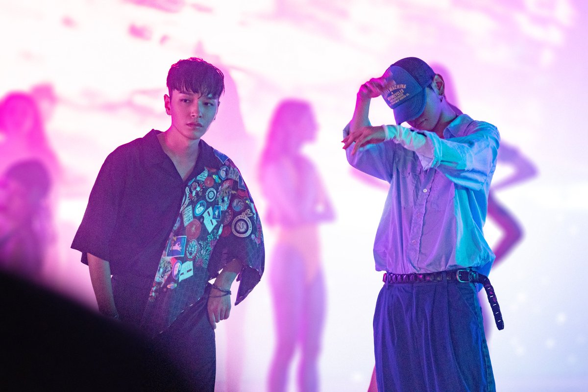 AOMGOFFICIAL's tweet photo. [사이먼 도미닉 (Simon Dominic)]
'make her dance (Feat. Loopy &amp; Crush)' MV Behind Cut

@babospmc 
#사이먼도미닉 #SimonDominic
#makeherdance #NoOpenFlames
#AOMG https://t.co/pvAXdFLEqH