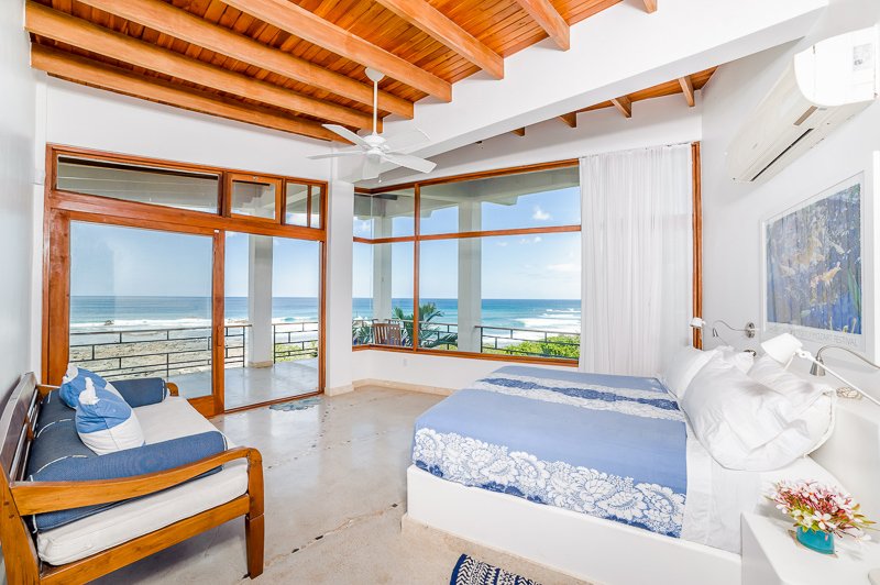 Wavecation's tweet photo. Imagine checking the surf without even waking up your honey. The enviable master bedroom at Casa Ohana looks out over the Playa Negra surf break and is one of the most impressive vacation rentals in all of Costa Rica! Book your winter surf trip today! 🌊 #casaohana #wavecation https://t.co/aNr8mXm2K3