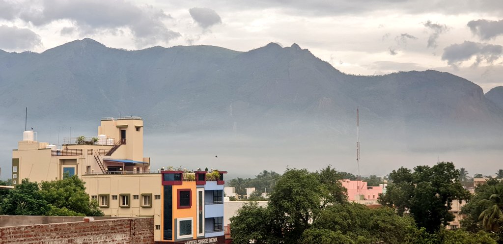 TRBRajaa's tweet photo. #Meghamalai for a reason 😍😍😍
Looks stunning even with all the foreground clutter !!!
#ShotOnNote9 @SamsungMobile cams are a class apart 😍 #Theni
#PublicAccountsCommittee #TNGovt https://t.co/bPivdta6JI