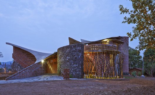dnahinga's tweet photo. Design & Build Inpiration On Bricks.
This use of curved walls and compressive forces to create a Master Bedroom, Courtyard , Kitchen and Gueat Bedroom is quite amazi
ng!
Bricks never dissapoint
By iStudio Architecture
#SmallHouse
#ThinkBeauty
#BeautyMatters https://t.co/12GNRPnHc2