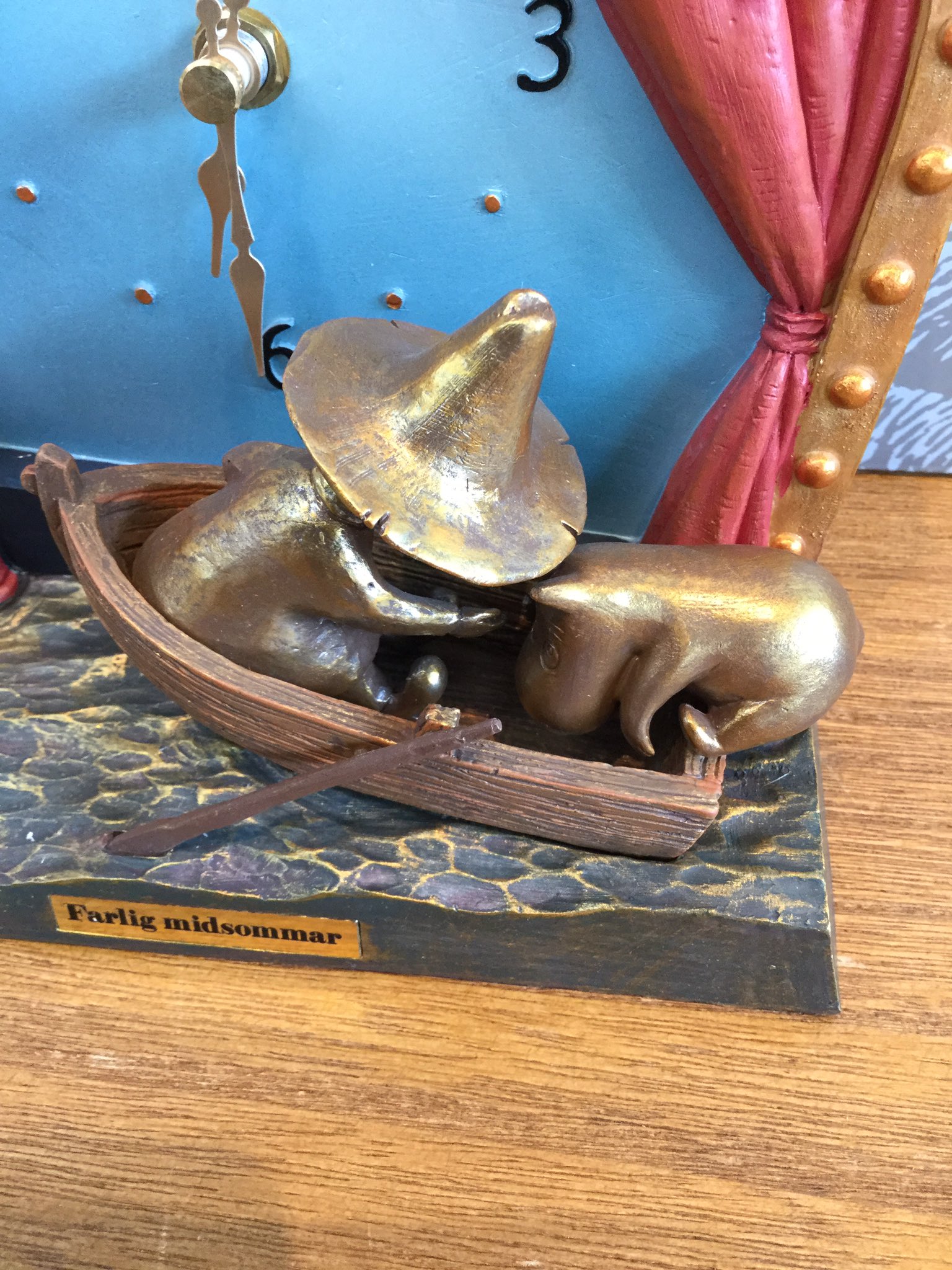 ムーミン　エンマの劇場　置き時計 小説の一場面がデザインされた置き時計 | ムーミン公式サイト