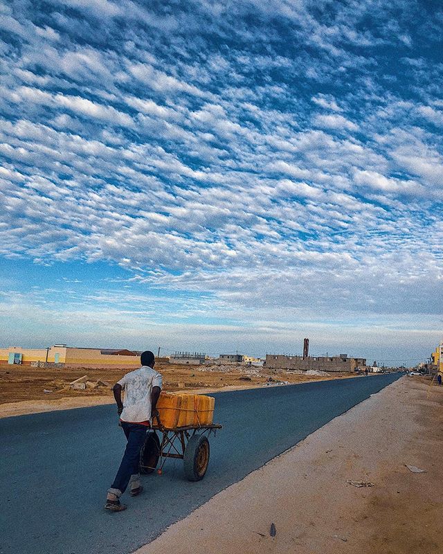 EverydayAfrica's tweet photo. On the way to work , (Nouakchott- Mauritania). Photo : @dcoreraphotography - Daouda Corera 
#shotoniphone #everydayafrica #everydaynouakchott #dcoreraphotography #nouakchott #mauritania https://t.co/LWZ0EGDwmY