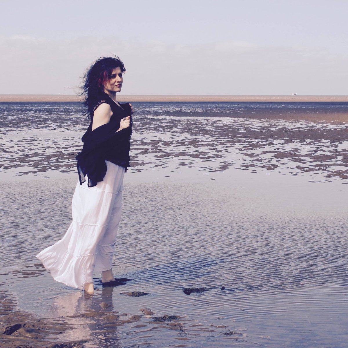 It's all sunny again! :) Looking forward to this evening's appearance on the <a href="/docmasonshow/">Doc Mason Radio Show</a> - tune in from 7pm pcrfm.co.uk ... 
... and then on Saturday I'm heading to <a href="/hallatonfest/">hallatonfest</a> 
stage time 3pm) and looking forward to seeing you all x 
Photo by <a href="/AngeStonebridge/">Angela Stonebridge</a>