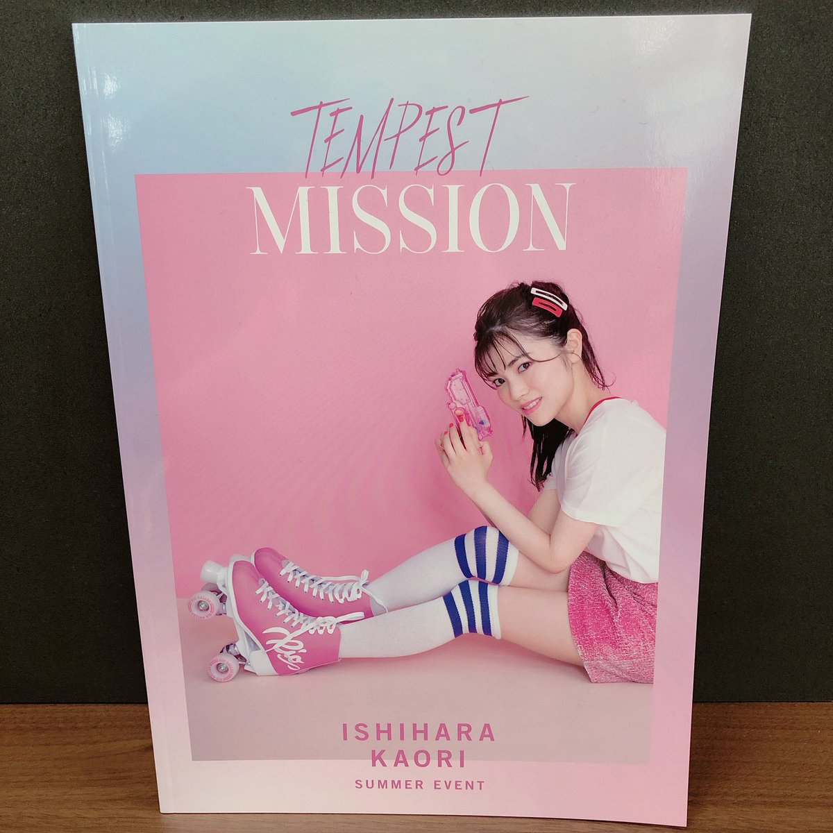 石原夏織 Staff A Twitter Tempest Mission グッズ紹介 その2 撮り下ろし写真満載のパンフレット ブロマイド 特別にパンフレットの１ページ目をチラリ 昨年のバースディイベントからナンバリングが続くブロマイドは コレクションアイテムとしても