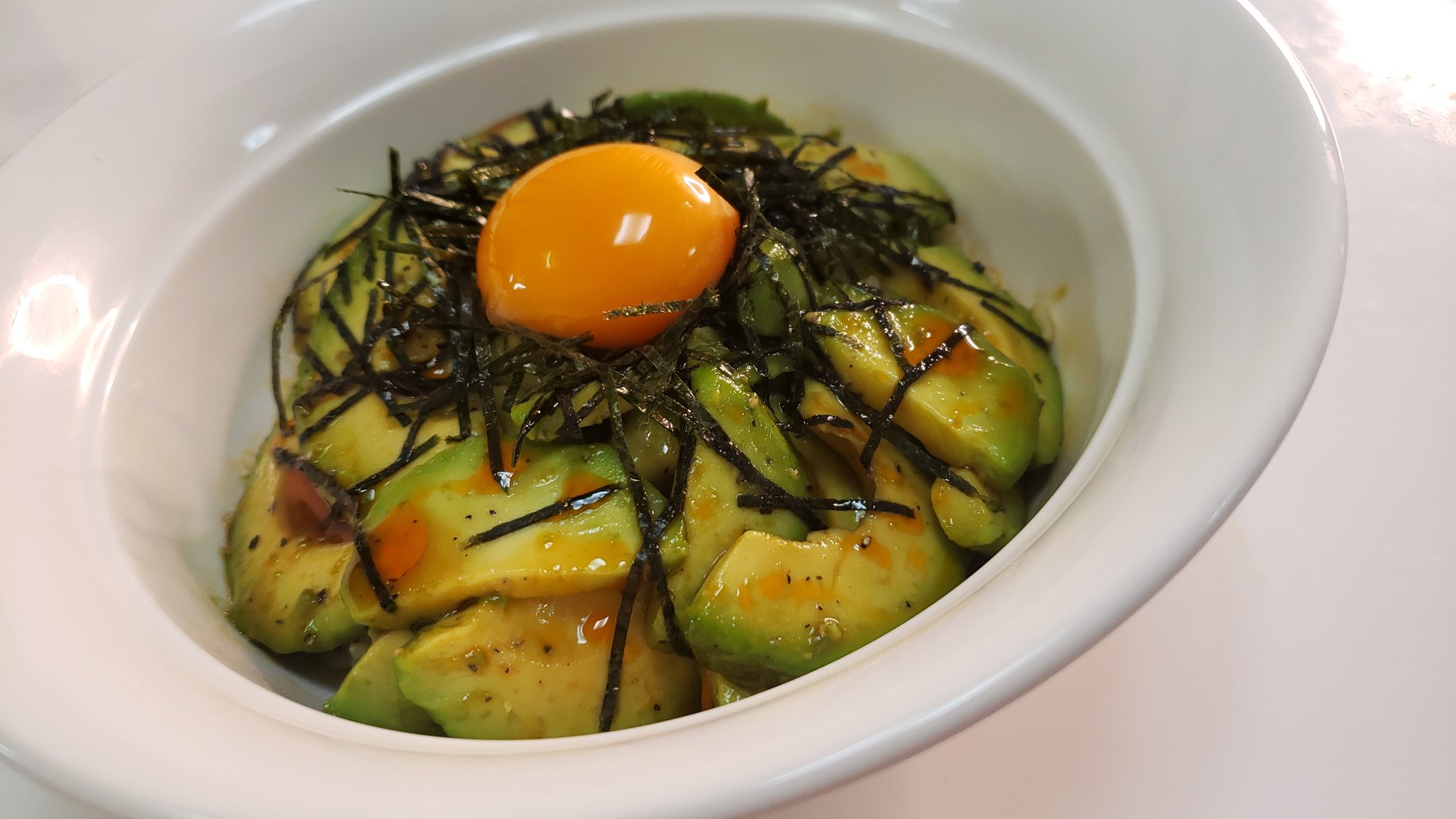 リュウジ 料理のおにいさんバズレシピ まるで胃袋がブラックホールにでもなったかのようにガッつける アボカドの漬け丼 アボカド一個スライスし三倍希釈のめんつゆ大2 ラー油少々 ブラックペッパーで数分漬け混んでご飯にタレごとかけて海苔と卵黄と