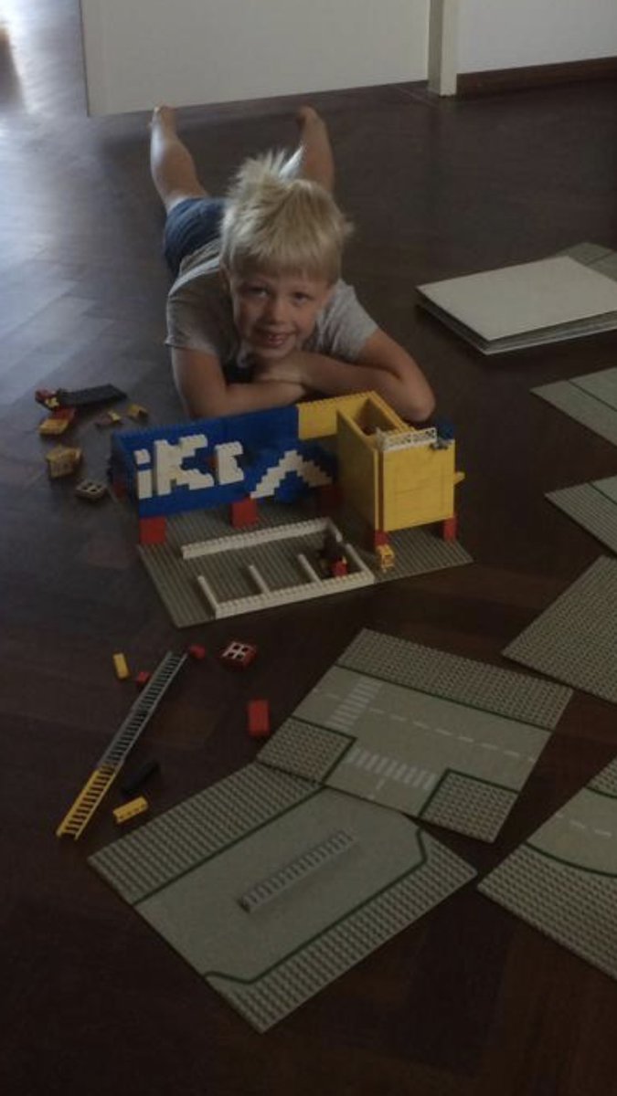Zoonlief is logeren bij opa en oma en dacht met <a href="/LEGO_Group/">LEGO</a> kun je ook een leuke winkel @IKEANederland bouwen incl parkeerplaatsen👊 Fan van #LEGO en #IKEA 😂😂🥰🙏🏻 wat een #Creative #boy zonder een boekje! @IrenePouw kijk je neefje ❤️