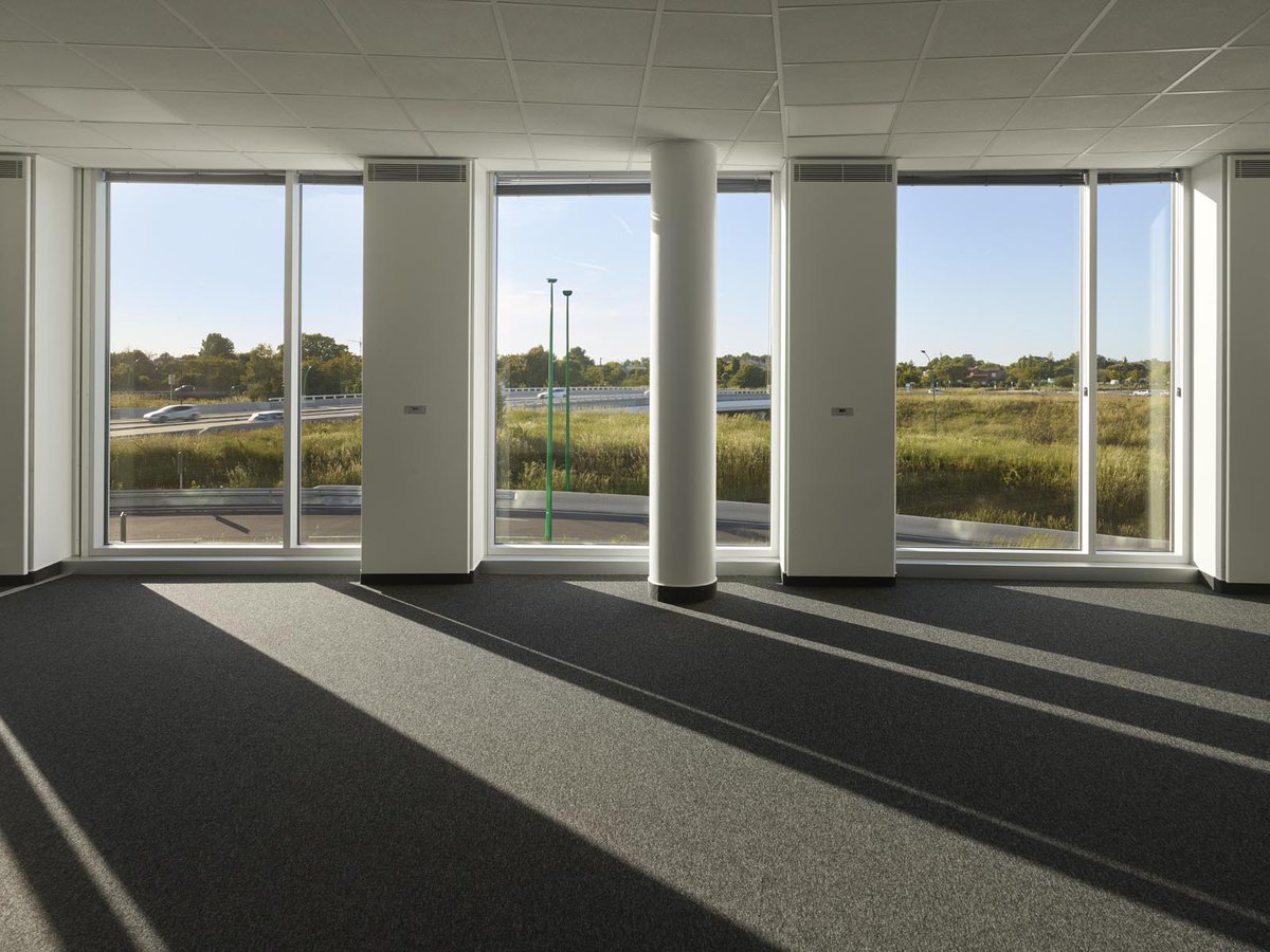 TAA_officiel's tweet photo. #Projet : Focus sur les bureaux #Apave, livrés par TAA #Toulouse en 2019. L’ensemble architectural de ce projet pour K&amp;B se veut sobre, en utilisant trois matériaux : #aluminium, #verre &amp; #béton.
Tous les détails ici: https://t.co/gLzqeQF252
#Architecture #Occitanie #RolandHalbe https://t.co/THzAIIVxQI