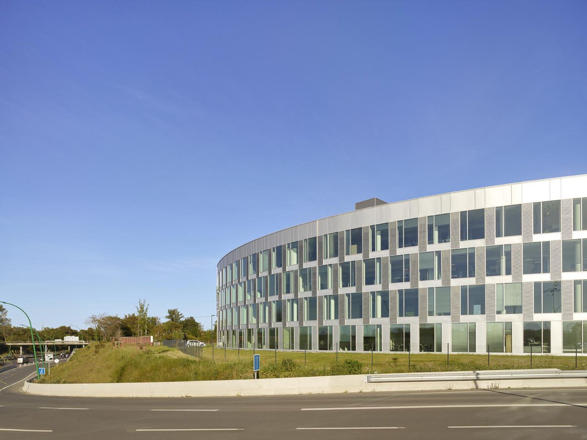 TAA_officiel's tweet photo. #Projet : Focus sur les bureaux #Apave, livrés par TAA #Toulouse en 2019. L’ensemble architectural de ce projet pour K&amp;B se veut sobre, en utilisant trois matériaux : #aluminium, #verre &amp; #béton.
Tous les détails ici: https://t.co/gLzqeQF252
#Architecture #Occitanie #RolandHalbe https://t.co/THzAIIVxQI