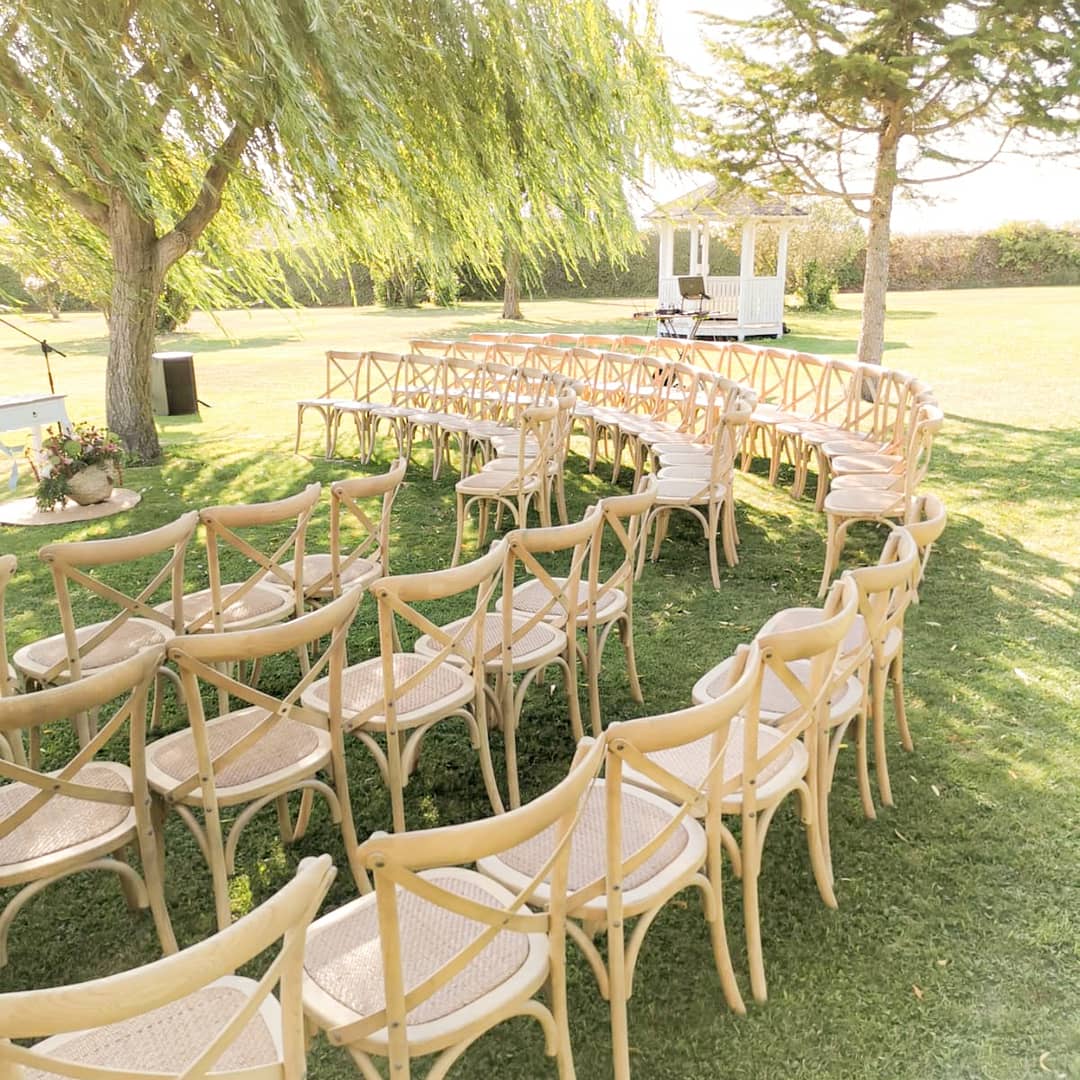 GrupPous's tweet image. 🧡Les coses més boniques ni es veuen, ni es toquen.
es senten🧡
.
✅Preciós muntatge de Cerimònia, amb la nostra cadira #crossback de protagonista, als jardins del #maspalau de #Blanes.
.
@KIMBOSCHWEDDING
@ReposaSapore
.
#eventrentals #weddings #weddings2019 #inspowedding