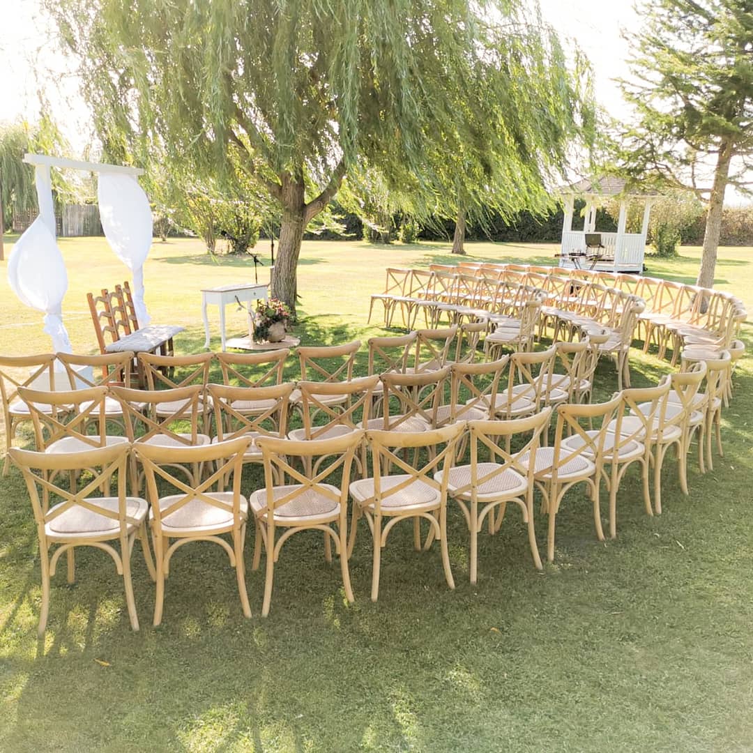 GrupPous's tweet image. 🧡Les coses més boniques ni es veuen, ni es toquen.
es senten🧡
.
✅Preciós muntatge de Cerimònia, amb la nostra cadira #crossback de protagonista, als jardins del #maspalau de #Blanes.
.
@KIMBOSCHWEDDING
@ReposaSapore
.
#eventrentals #weddings #weddings2019 #inspowedding