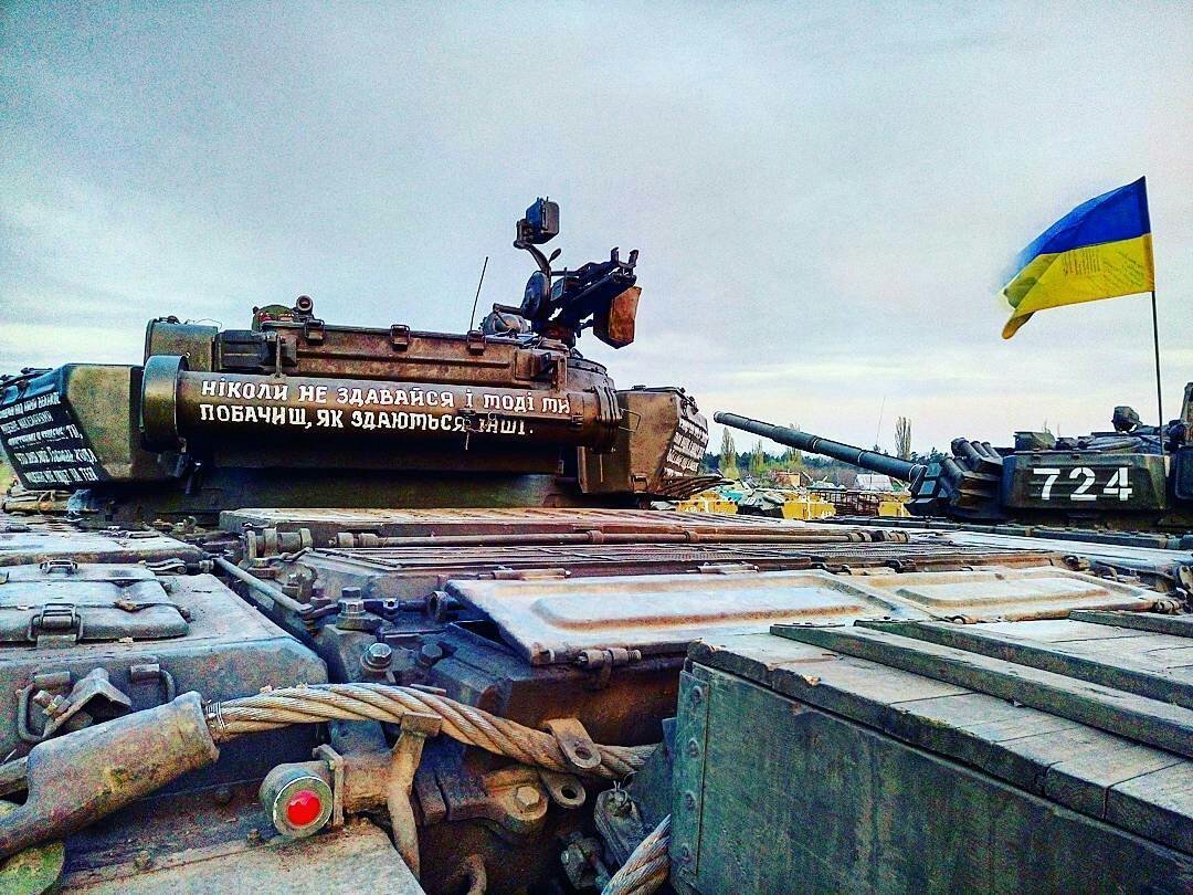 UkraineArchive's tweet photo. "Я знищу твої мрії, я знищу твою надію, я знищу твою душу, і лише тоді я заберу твоє життя."

"Ніколи не здвайся і тоді ти побачиш, як здаються інші."

Танк Т-72Б1 "Кохана" https://t.co/F04IppaeK9