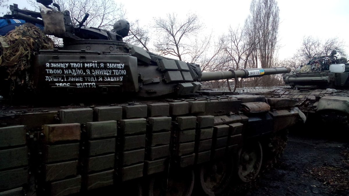 UkraineArchive's tweet photo. "Я знищу твої мрії, я знищу твою надію, я знищу твою душу, і лише тоді я заберу твоє життя."

"Ніколи не здвайся і тоді ти побачиш, як здаються інші."

Танк Т-72Б1 "Кохана" https://t.co/F04IppaeK9
