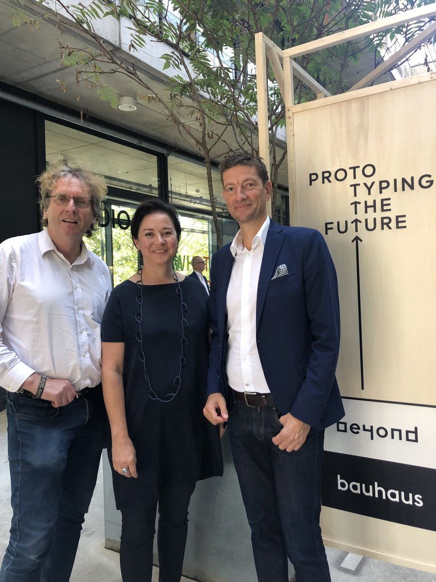 Wie funktioniert die Kreislaufwirtschaft? Heute geht es bei #beyondbauhaus <a href="/designakademie/">design akademie berlin, SRH Berlin University</a> ums #c2c Designkonzept mit Prof. Dr. Michael Braungart und <a href="/next_sustain/">Peter Moesle</a> Dr. Peter Mösle von <a href="/EPEA_C2C/">EPEA - Part of Drees & Sommer</a> und <a href="/UteWeiland/">Ute Weiland</a> #workshop