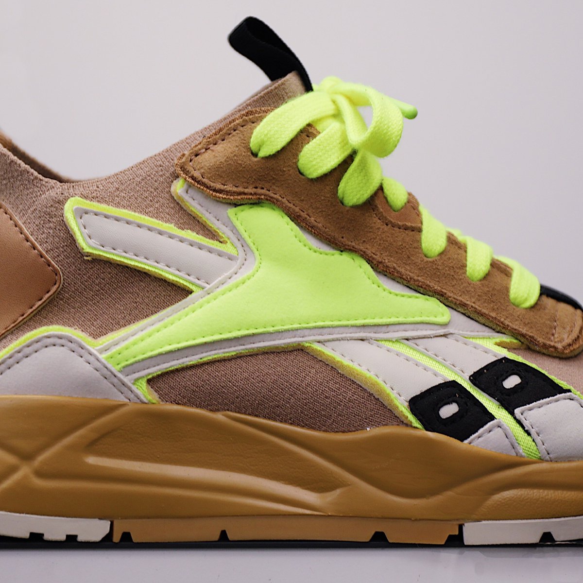 Nubian No Twitter イギリス発祥の世界的スポーツブランド Reebok と イギリスの歌手 モデル ファッションデザイナーとして知られる Victoria Beckham がタッグを組んだ Reebok Vb から 履き心地はもちろん 耐久性やグリップ力などタフさも煌るファッショナブル