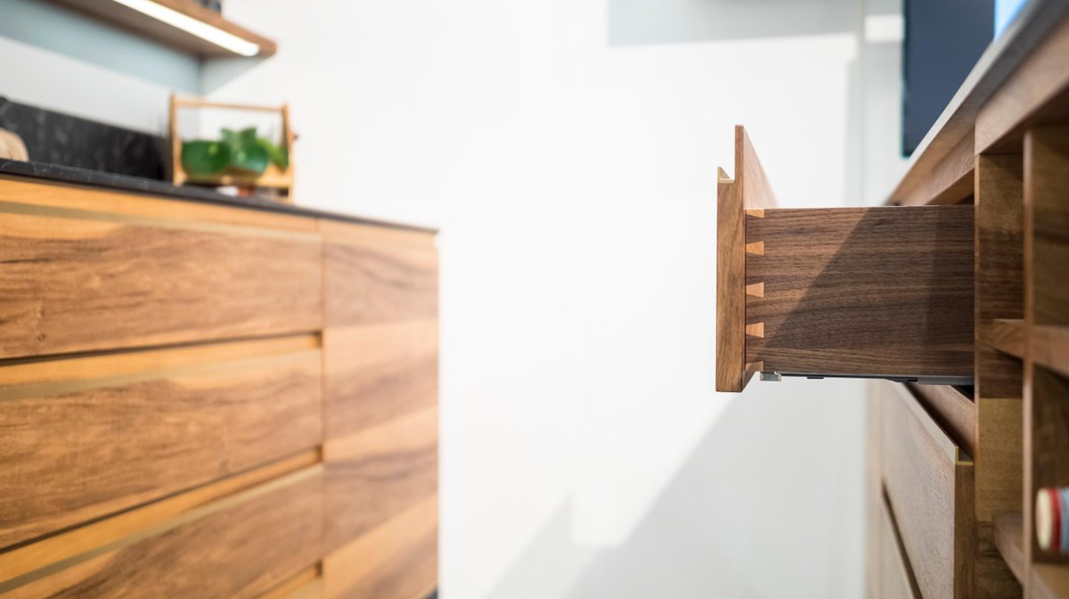Kitchenxchange's tweet photo. A New Beautifully Hand Crafted Kitchen Featured at the Grand Design Show 2019 🤩 The units are custom veneered European Walnut with solid brass details! ❤️
Click Here: https://t.co/yyBR4xQ99V https://t.co/Zps6bidZRD