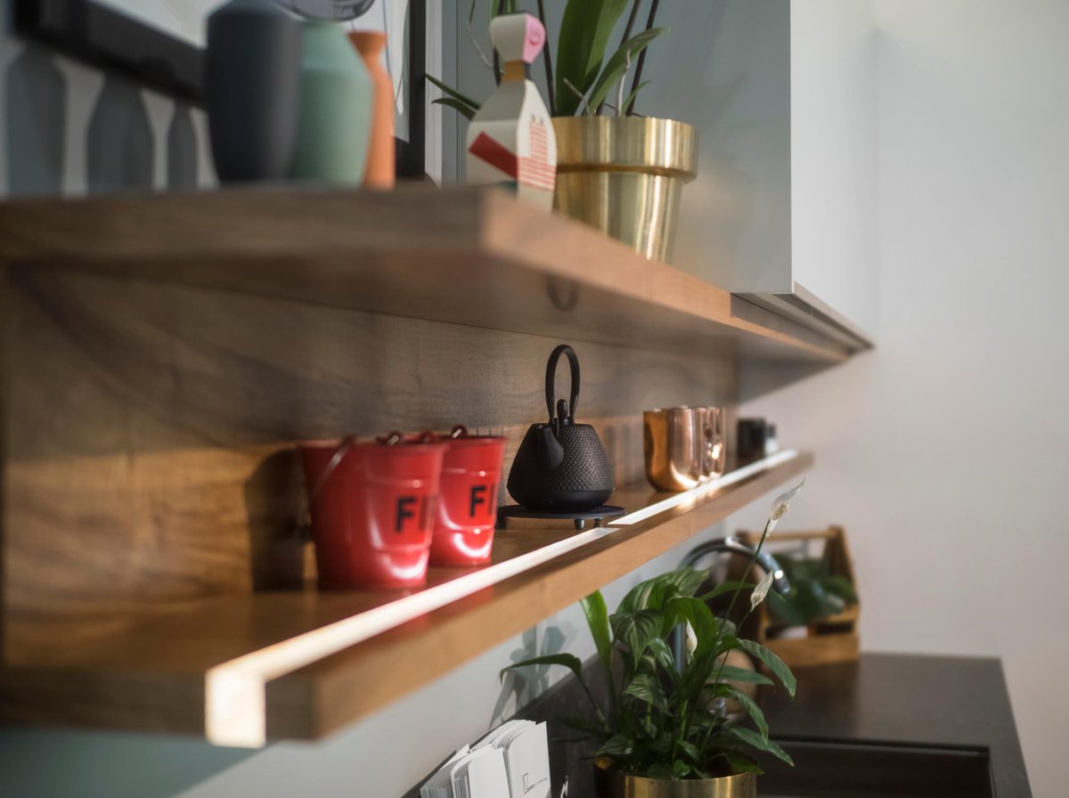 A New Beautifully Hand Crafted Kitchen Featured at the Grand Design Show 2019 🤩 The units are custom veneered European Walnut with solid brass details! ❤️
Click Here: kitchenexchange.co.uk/buy-a-kitchen/…