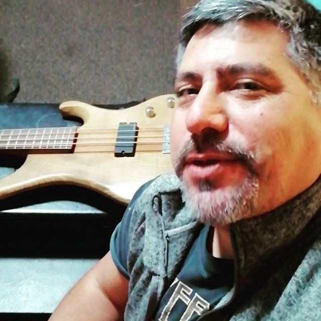 leyseca's tweet photo. Primera parte de la mantención del bajo de Ricardo. ACOMPAÑENOS A VER ESTE HERMOSTRO VIDEO! ja! https://t.co/BfRcmgYbhm