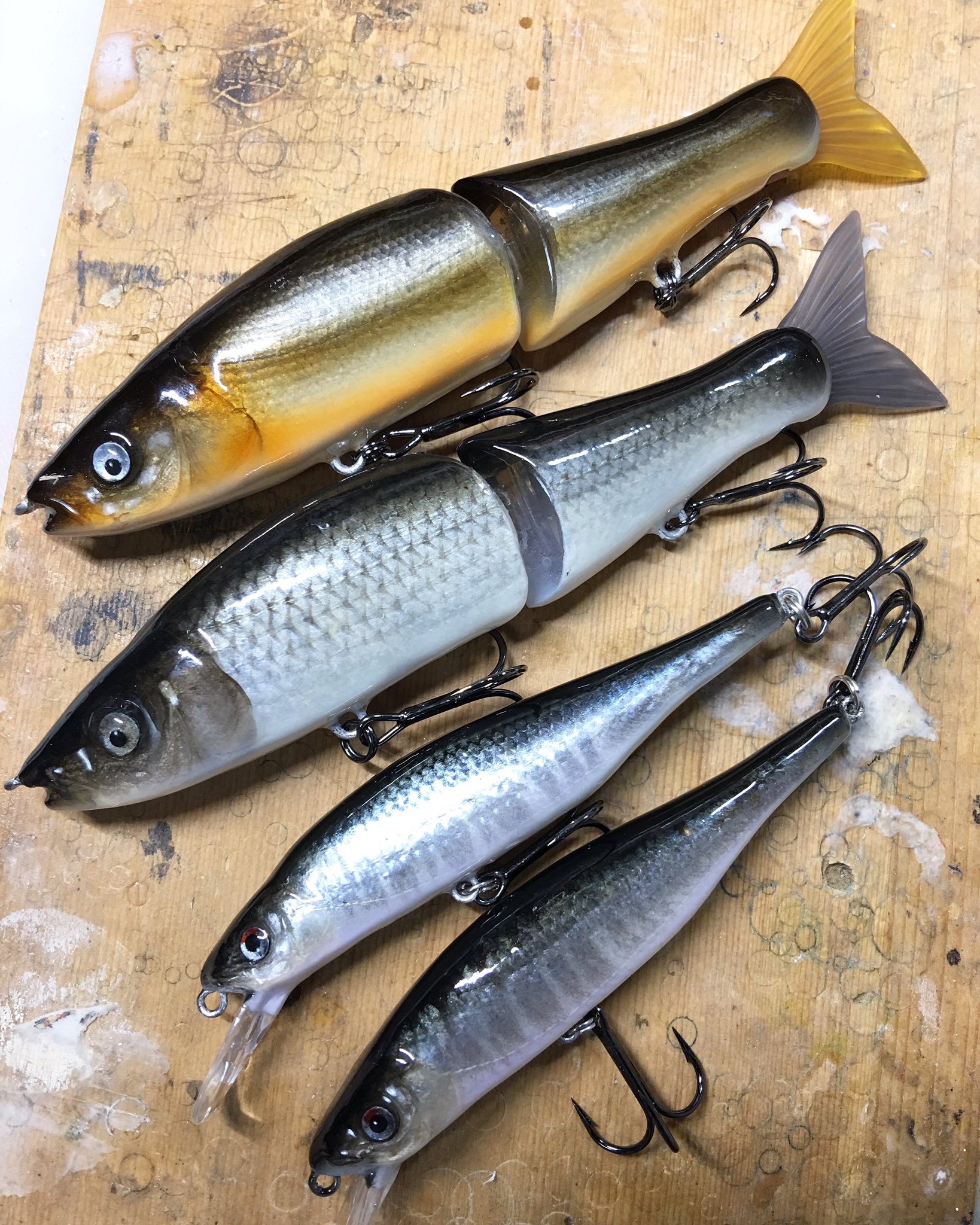 金沢武 魚皮ルアーの人 何とか販売用に回せそうなのがこちらの4つ あとはスイムテストを行なってみてになります ジョイクロ148 コイ ウグイ ライトニングポインター スローフローティングチューン オイカワ です 金沢武 魚皮ルアーの人 何とか販売用に回せそうなのがこちらの4つ あとはスイムテストを行なってみてになります ジョイクロ148 コイ ウグイ ライトニングポインター スローフローティングチューン オイカワ です