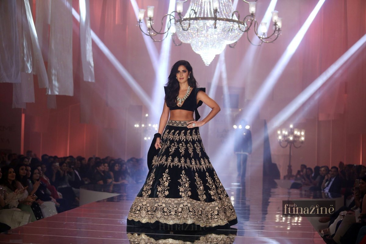 webfunazine's tweet photo. Katrina Kaif looks stunning in a black lehenga as she walks for @ManishMalhotra at 20th Lakme Fashion Week. #LakmeFashionWeek2019
#katrinakaif #manishmalhotra #lakme #lakmefashionweek #lehenga #blacklehenga #indianbride #celebstyle #ramp #indiancouture #follow #webfunazine https://t.co/KjQQydVcjW