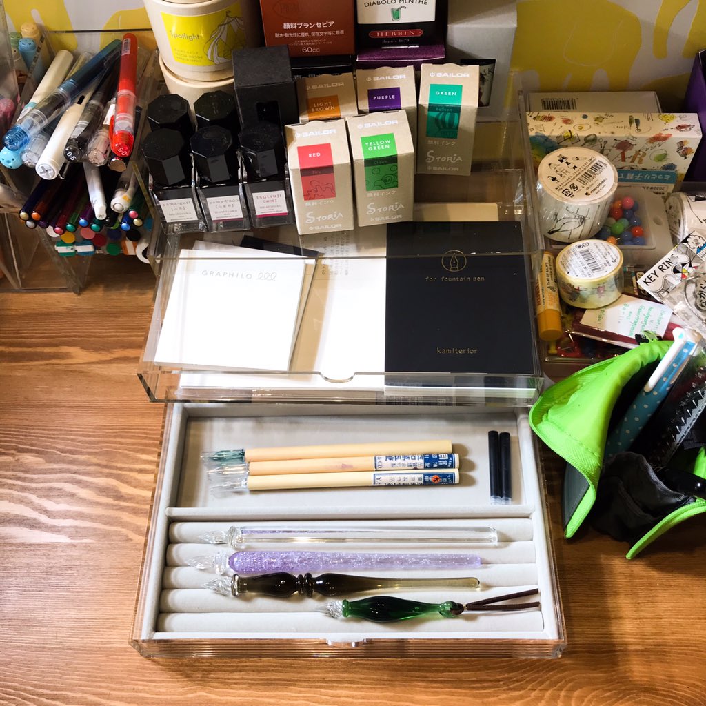 マヅメ ミユキ 無印の重ねられる引出しクリアケースが今日まで500円オフだったから買ってきた とってもスッキリ インクの収納も考えなくちゃなー 無印良品 デスク収納 ガラスペン インク沼 T Co 0bqbf6qzjq Twitter