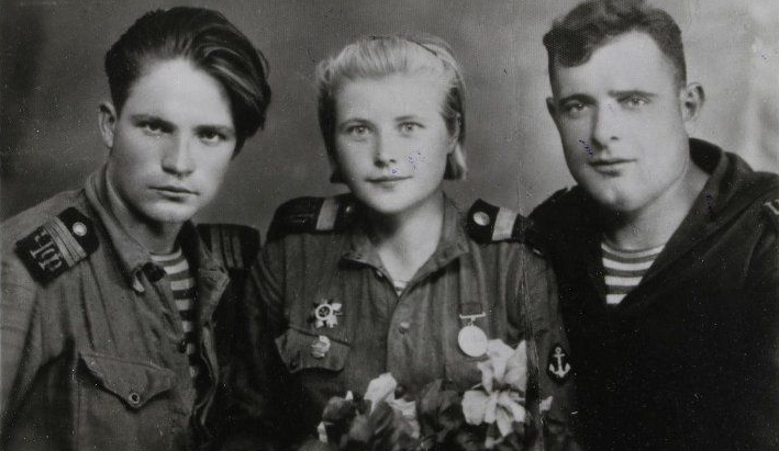 Voina_41_45's tweet photo. 22 августа 1944 санинструктор батальона морской пехоты Екатерина Михайлова года при форсировании Днестровского лимана спасла 17 матросов и забросала гранатами дзот, уничтожив свыше 10 гитлеровцев! Екатерина Илларионовна Демина (Михайлова) скончалась 24 июня 2019, в 93 года https://t.co/gdyqbE6UOZ
