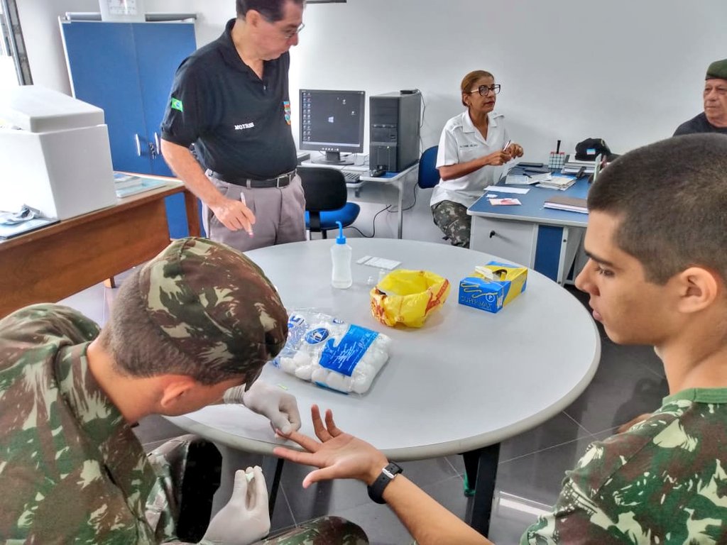 CNORBRASIL's tweet photo. Na sede da AORE/ES, alunos do NPOR/38°BI recebem vacinação e testes contra o Influenza e Hepatite C. A ação, em 21ago, foi uma parceria da AORE com o Rotary, e coordenação da Seção de Saúde do 38°BI.
#1aDE @CmdoCML #AORE #Rotary https://t.co/tTK8oVteSc