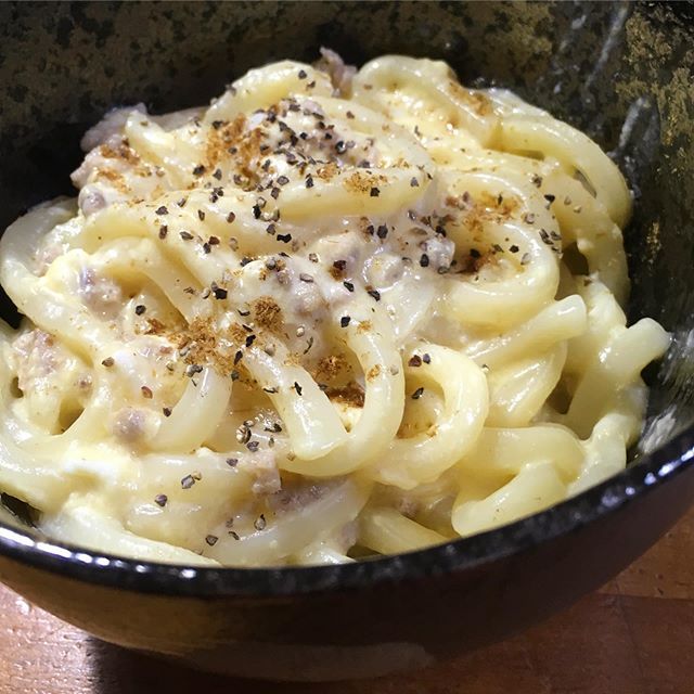 凪作 On Twitter うどんカルボナーラ 麺つゆとカツオの粉で和風寄りにしています 明日は大腸検査で消化の良いものしか食べられないからこんな飯に カルボナーラうどん 冷凍讃岐うどん 挽肉 卵 牛乳 粉チーズ 麺つゆ 黒胡椒 鰹粉 脳出血 片麻痺