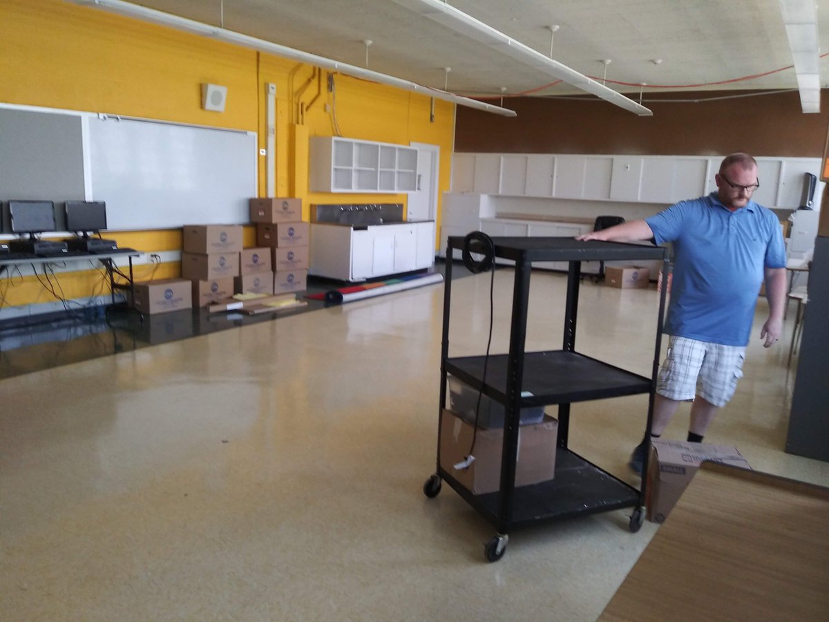 RMG0930's tweet photo. @KiraDuncan11 Leaving upper elementary suburban teaching and headed to #Baltimore City to teach #firstgrade!  I have an awesome new classroom, but it feels really empty! I need help to #clearthelists #clearthelistMD #clearthelistseveryday https://t.co/iyxY6Hp5Ob https://t.co/K3OLv8M9iK