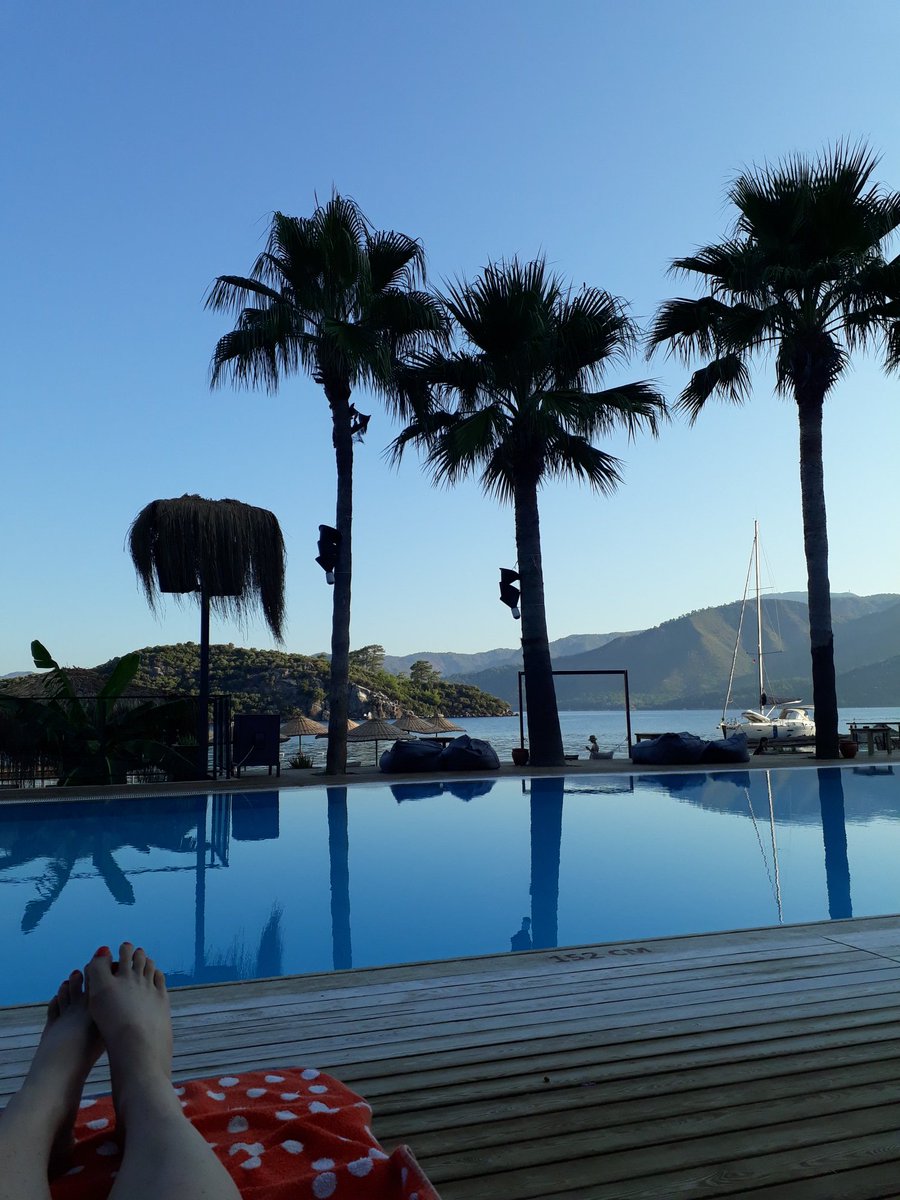 HelenFerguson10's tweet photo. Sunbed for the day sorted - now for some morning yoga on the pier👌😎 #sunrise #holidaytime #r&amp;r #turkey #imnotcominghome #thisisthelife https://t.co/Kdo8rCFqlk