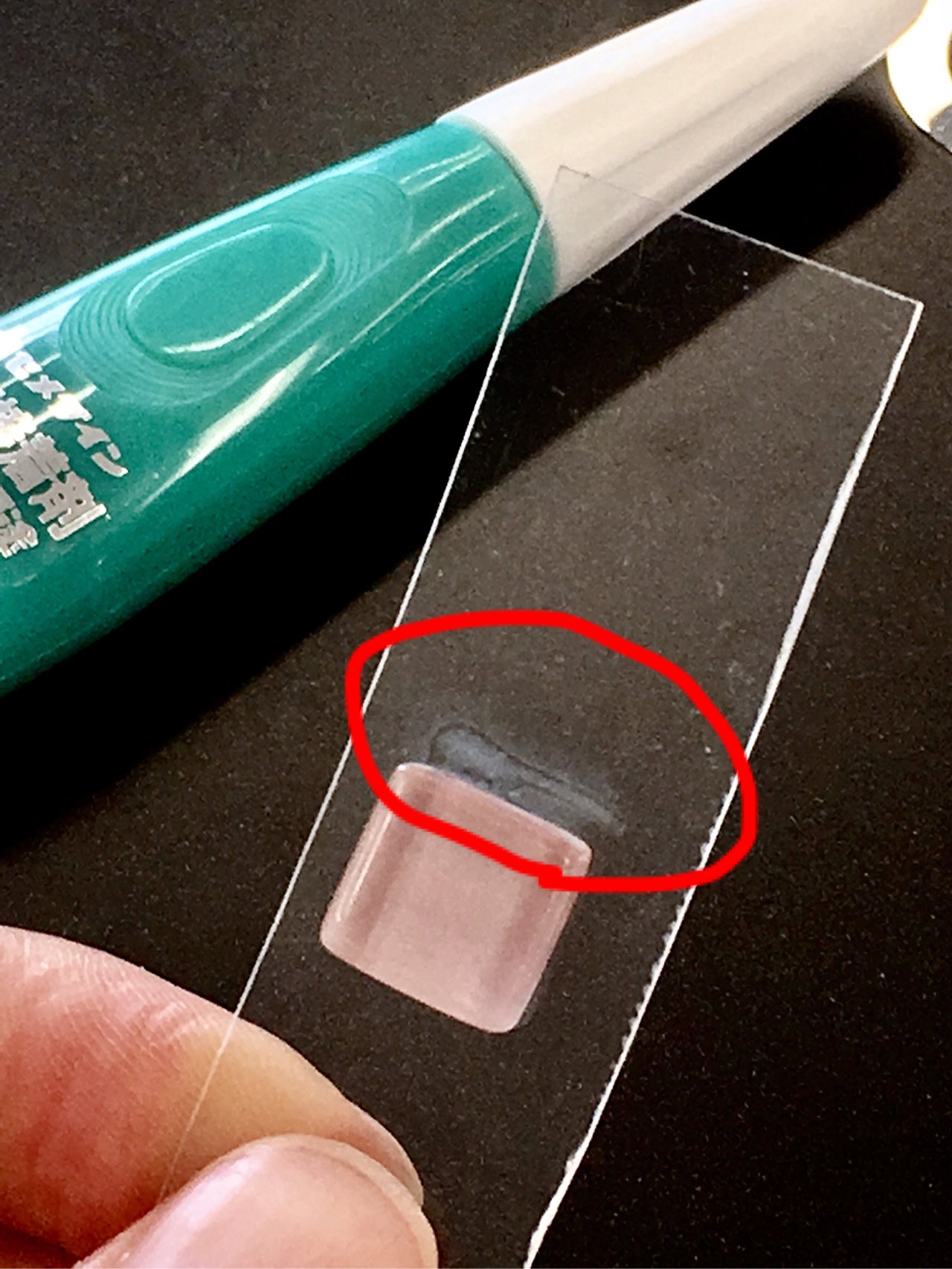 セメダイン 接着剤を使ったら白くなった という皆さま これは 瞬間接着剤 を使った場合におこる現象です 揮発した成分が固まって付着した状態です 塗りすぎ はみ出しに気をつけることが対策になりますが 白くなるのは困る という場合は