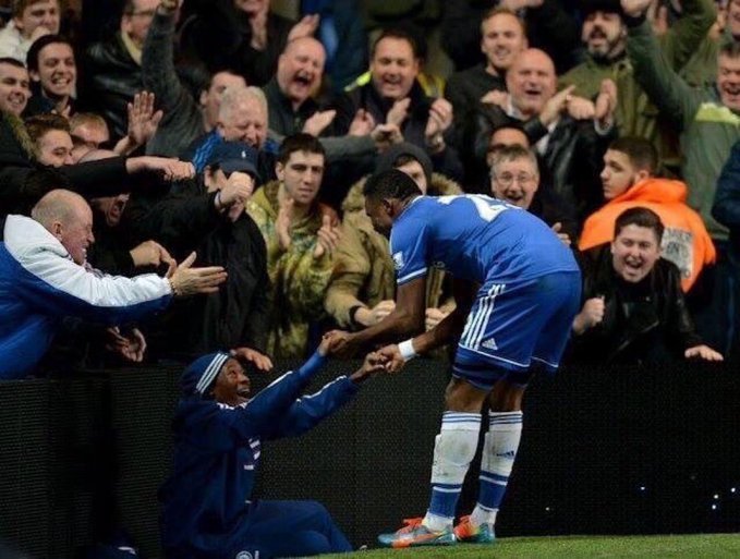 CFC_PL's tweet photo. Rok 2014. Samuel Eto'o strzela hat-tricka w meczu z Manchesterem United. Jedną z bramek Kameruńczyk celebruje z chłopcem od podawania piłek, którym jest... Callum Hudson-Odoi. https://t.co/F8wozM1eFY