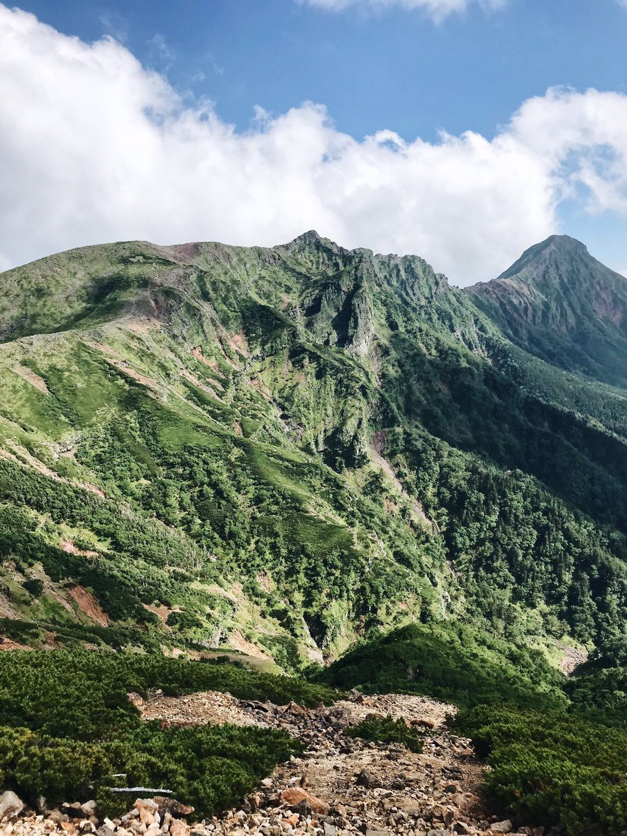 ___qoonana's tweet photo. 硫黄岳からの横岳・赤岳⛰
カッコいい山だな☺️🧡 https://t.co/q5eBtmhlBG
