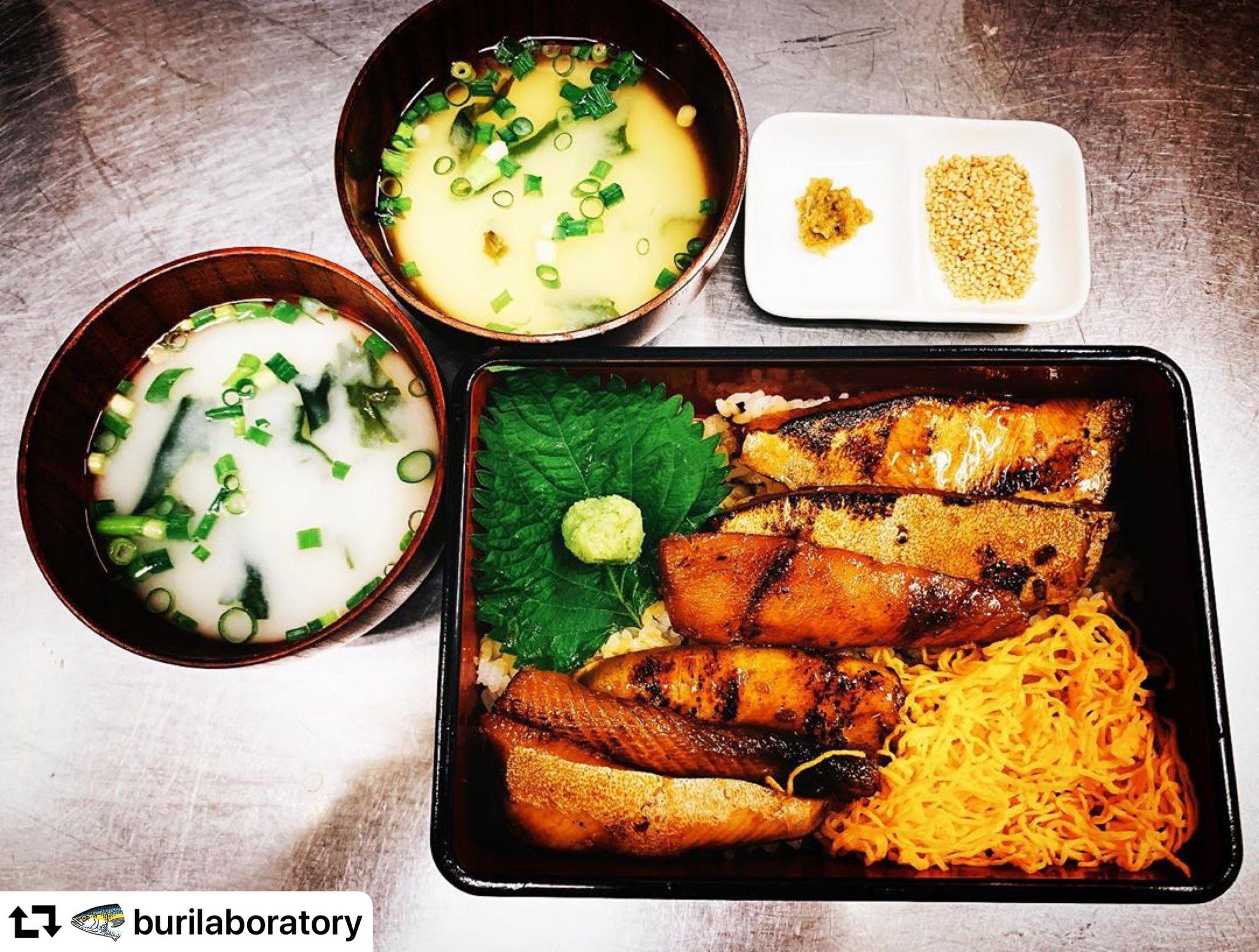 道の駅かまえ Buri Laboratory Ar Twitter ブリトロ重 大分県佐伯市 蒲江産ブリの希少部位 シモハラス のみ使用 シモハラスは鰤で1番脂の乗った部位 お腹の部分 ハラミ のさらにその先 道の駅かまえ