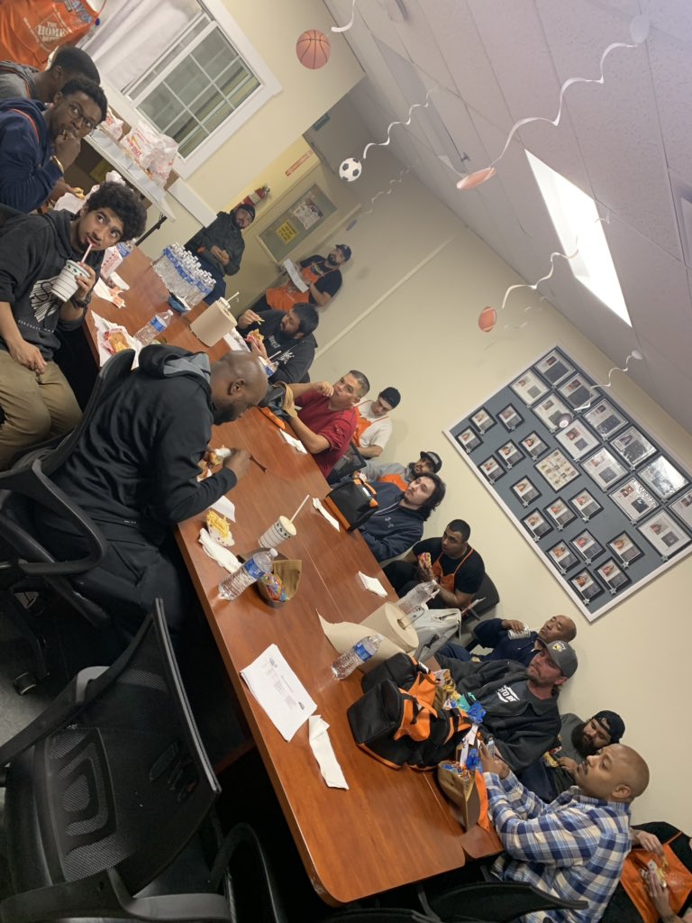 Alex_Fuentes85's tweet image. Thank you Freight team and Joseph NOAM for doing a great job with E2E, Bay Direct and anything that comes your way, you guys deliver every night. Really appreciate all the hard-work and dedication. #Latenightsamepage #TeamLongBeach1062