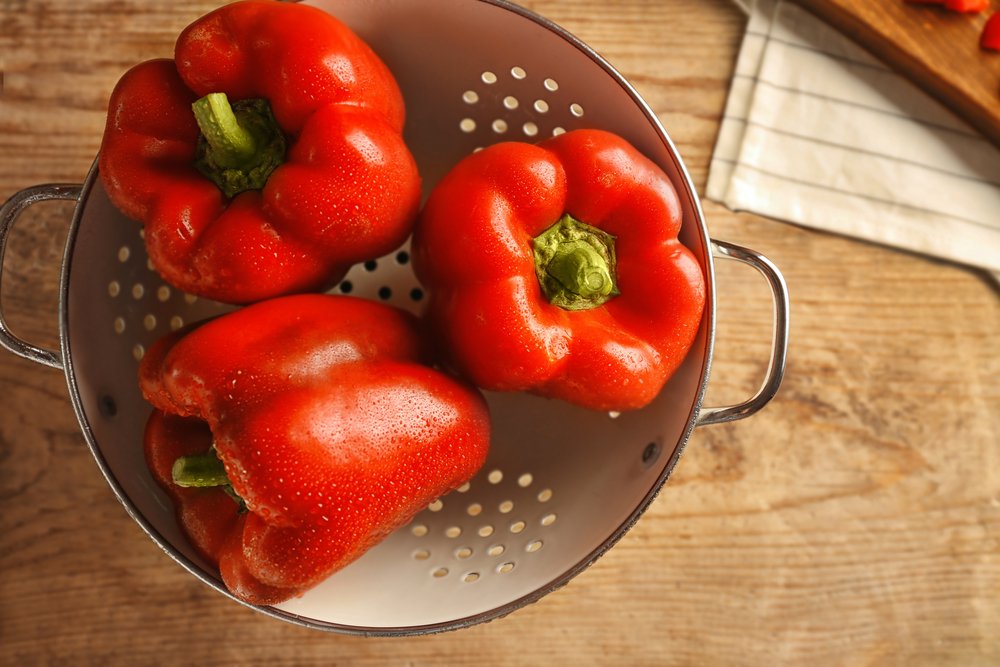 oneboxprogram's tweet image. The One Box families in NSW can expect to see red capsicums included in their boxes next week! This versatile #vegie is an excellent source of Vitamin A, E, C &amp;amp; dietary fibre. Naturally sweet, red #capsicums are delicious roasted, stuffed with rice and beans or even raw!