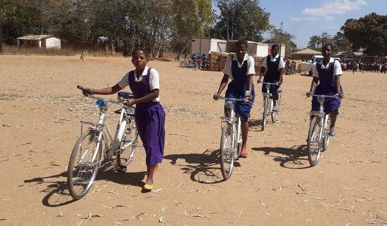 UNFPAMalawi's tweet photo. “I thank #UNFPA for the bicycle,” says Mina Sabiti from Mdinde primary sch in Mangochi. “Now I can wake up in good time and also reach school before classes start. This will help  improve my performance in class.” 
Let #girls learn and thrive @YoungWHong  @UNFPA_ESARO @UNMalawi https://t.co/yKsqIev1pD
