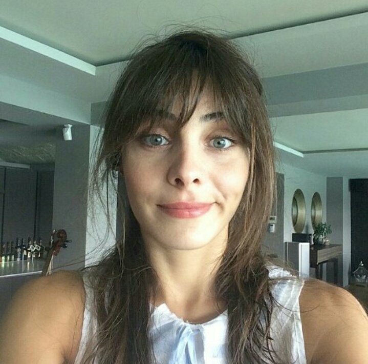 Que todo el mundo cabe en el teléfono.
Que no hay distancias para nuestro amor.
Que todo es perfecto, cuando te siento. 
Tan cerca,aunque estés tan lejos.🎵🎶 
Te amo, mi dulce niña. ❤