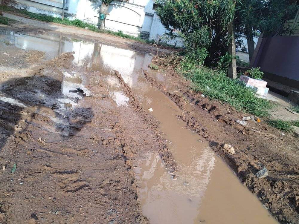HelloBerhampur's tweet photo. ଏ ହେଉଛି ଶରଧାବାଲି 4th lane ର ଦୃଶ୍ୟ.
ପ୍ରଶାସନ ଏଥିପ୍ର��ି ଦୃଷ୍ଟି ଦେବାକୁ ଅନୁରୋଧ.
#Berhampur #HelloBerhampur #BMC @BrahmapurCorp https://t.co/PfrjKimqQq